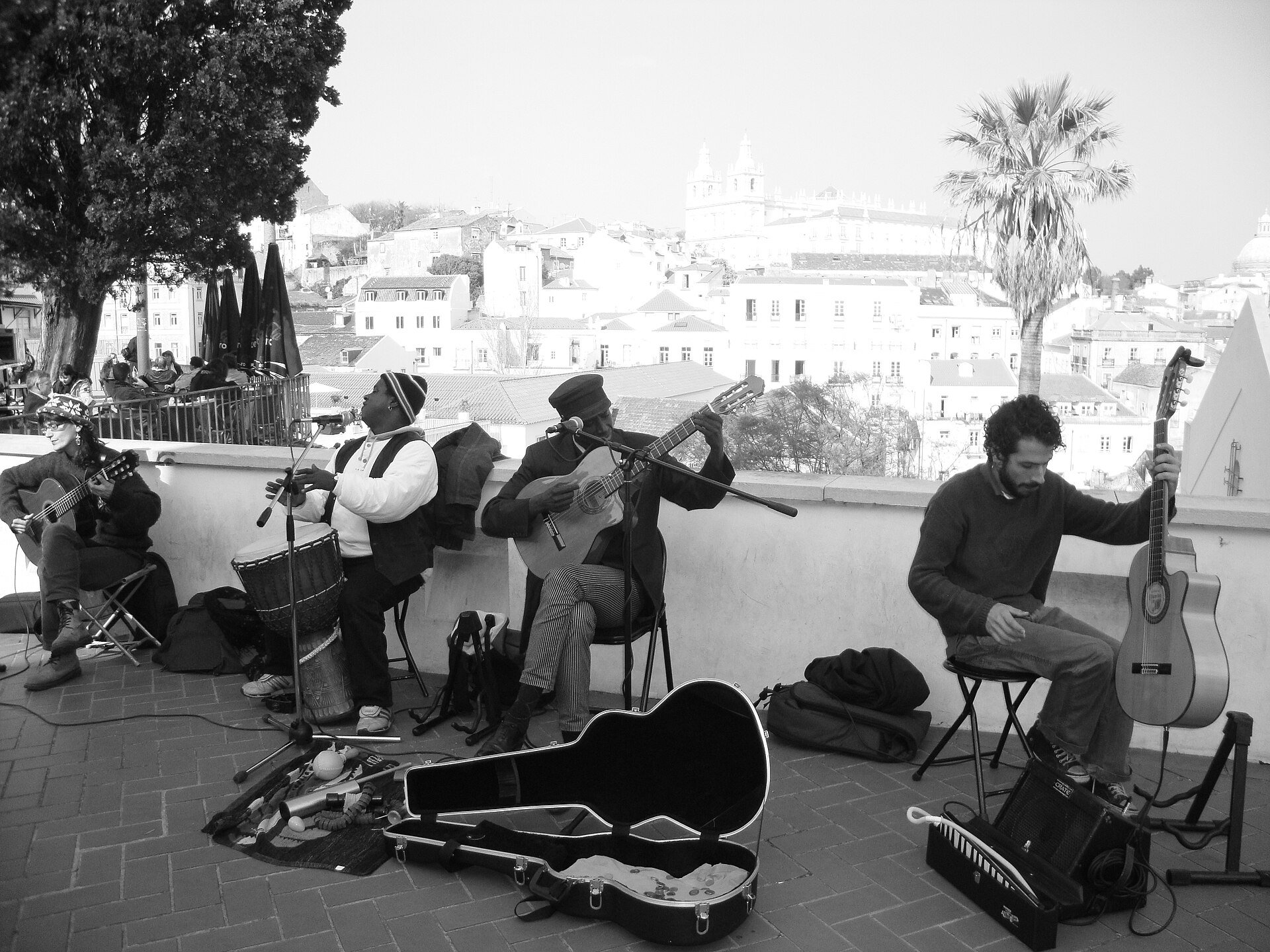 Alfama – Ältestes Viertel Lissabons mit engen Gassen und Fado.