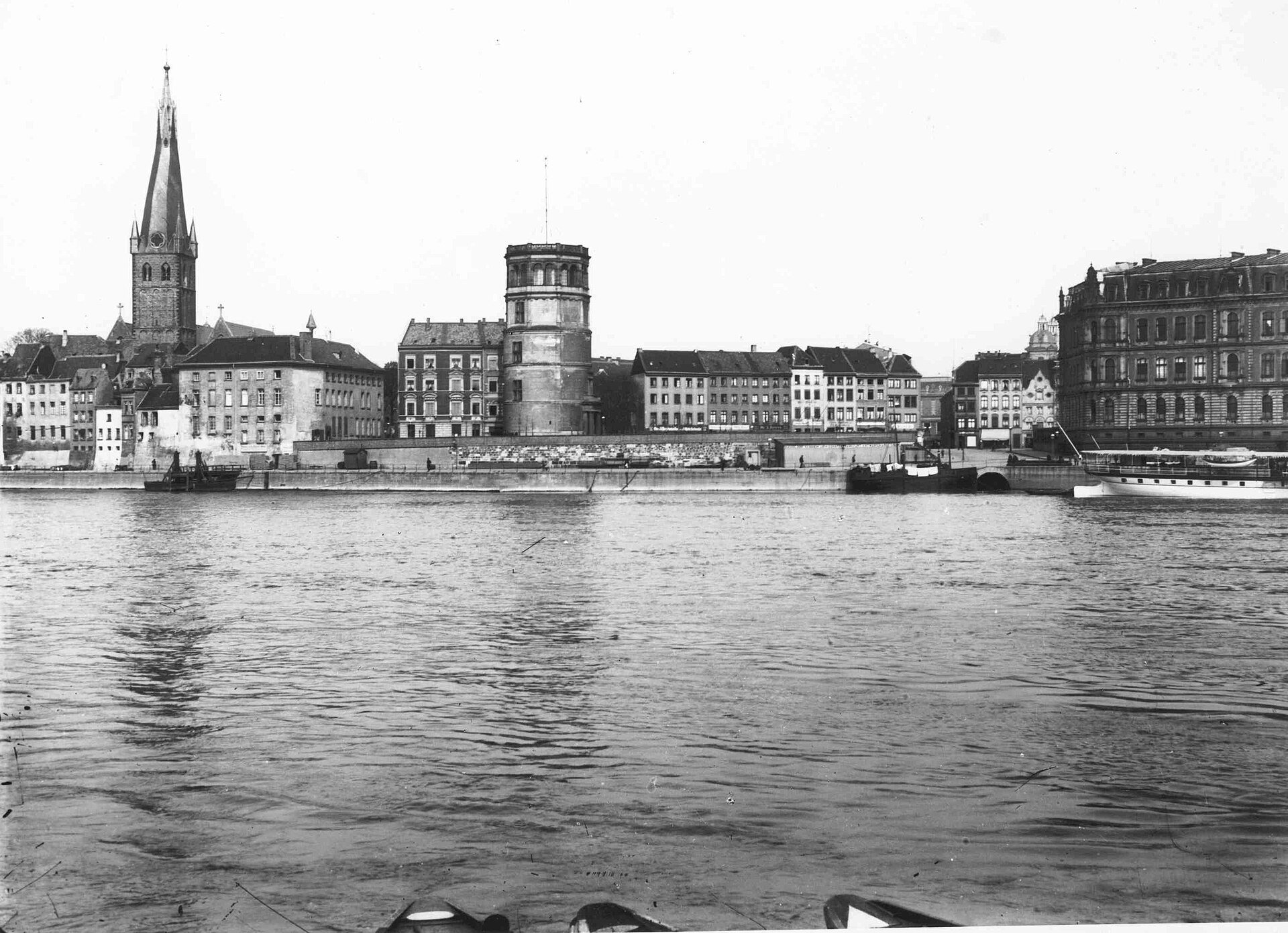 Altstadt Düsseldorf – Die „längste Theke der Welt“ mit historischen Brauhäusern.