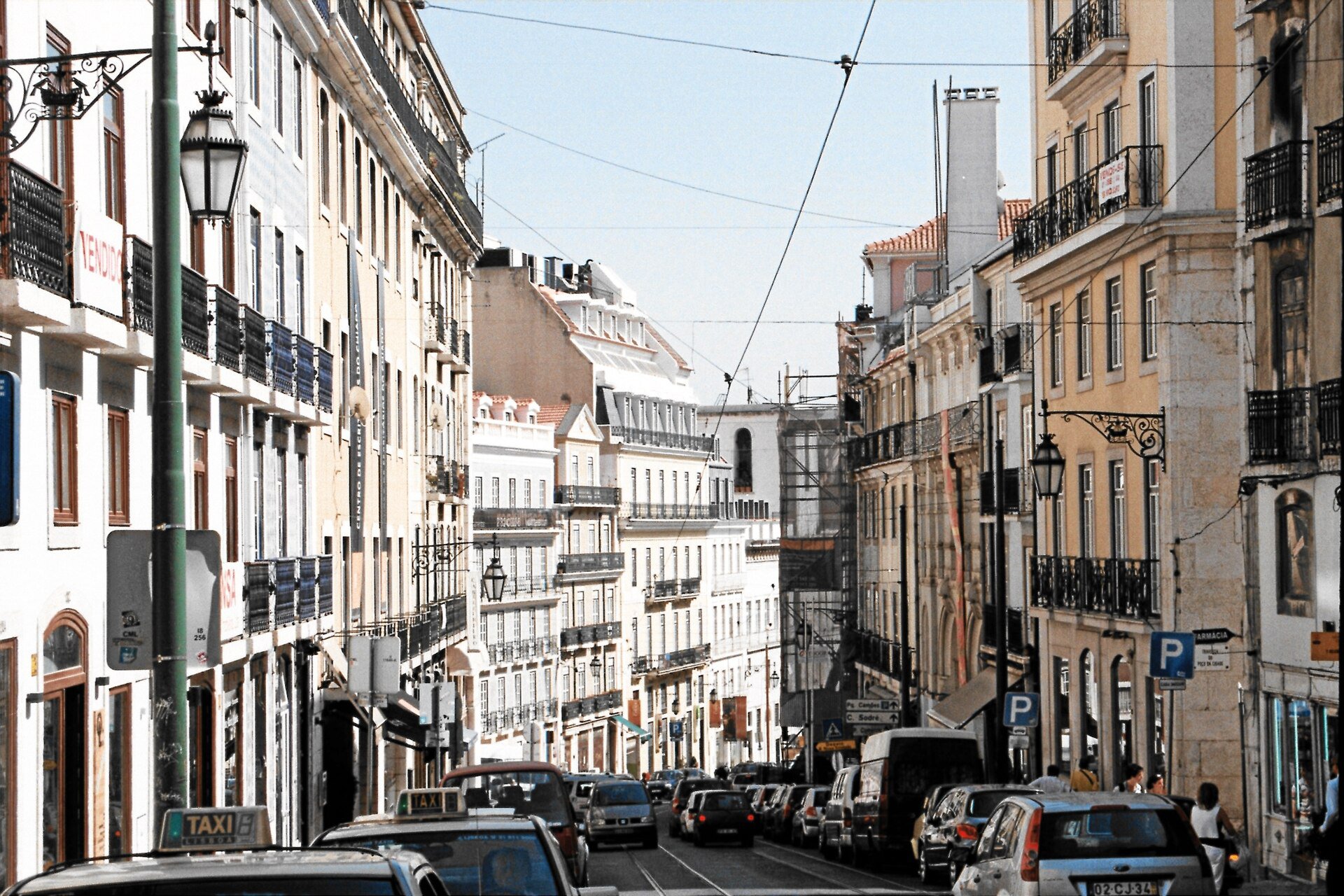 Bairro Alto – Angesagtes Ausgehviertel mit Bars und Straßenkunst.