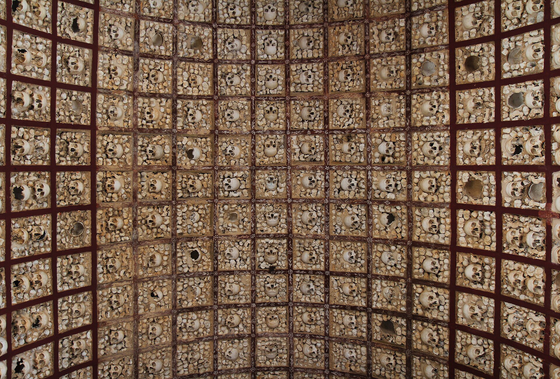 Capela dos Ossos (Igreja do Carmo) – Ungewöhnliche Beinhaus-Kapelle aus Mönchsknochen.