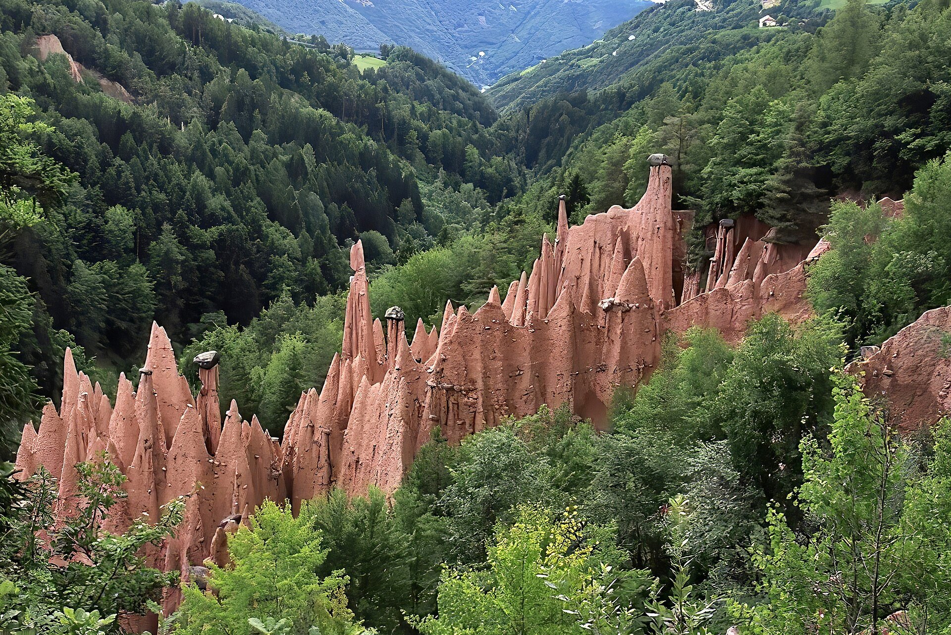 Erdpyramiden am Ritten – Bizarre Felsformationen im Wald oberhalb von Bozen.