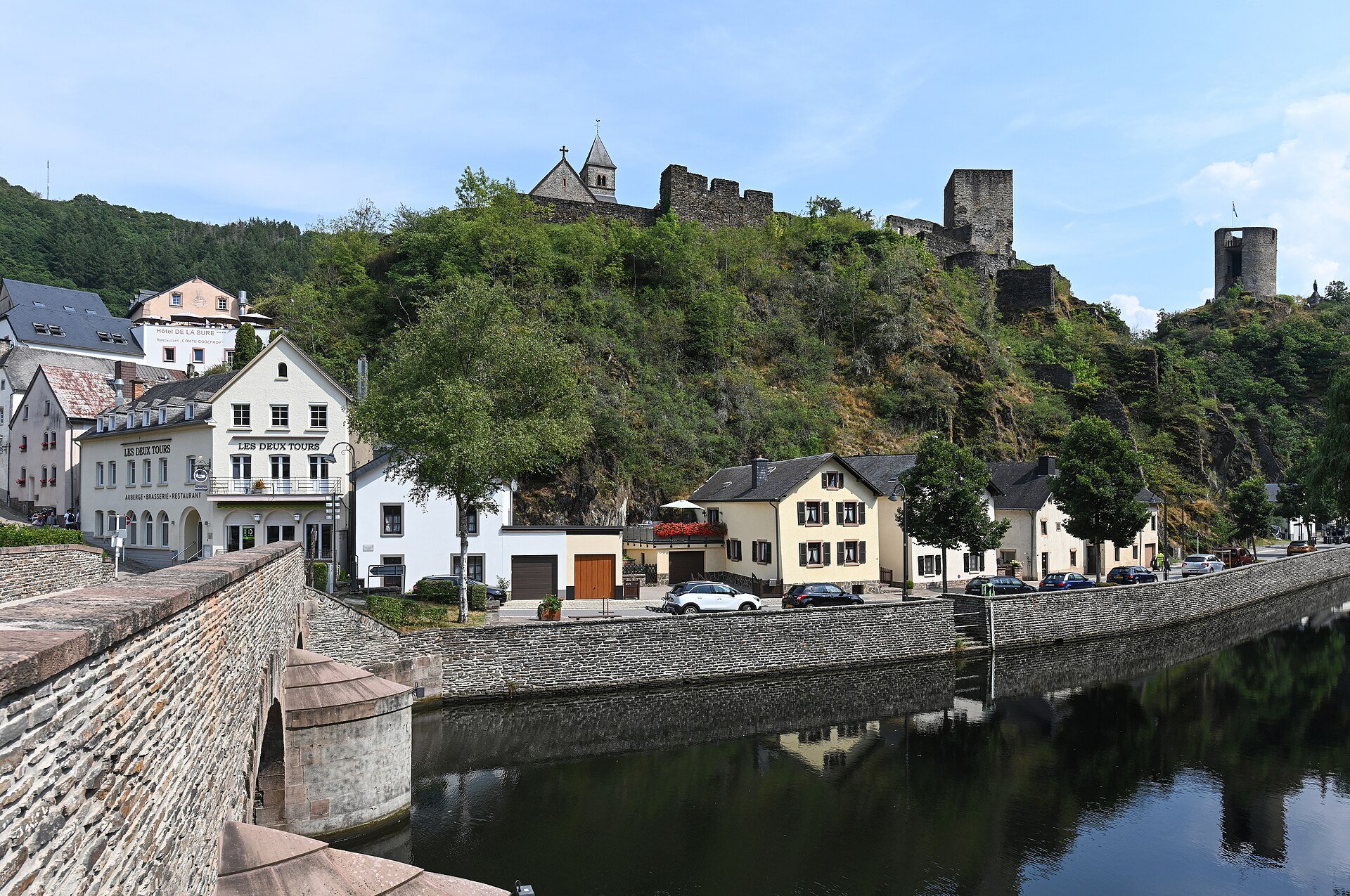 Esch-sur-Sûre – Malerisches Städtchen in einer Flussschleife der Sauer.