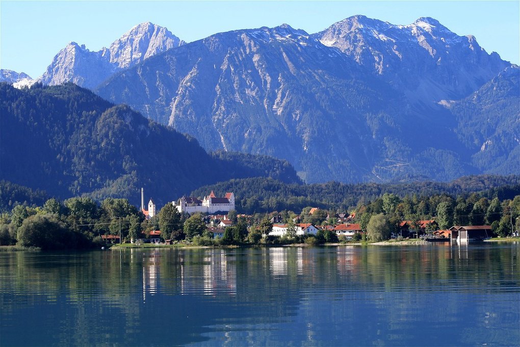 Forggensee – Bayerns fünftgrößter See mit Rundweg und Dampferrundfahrten.