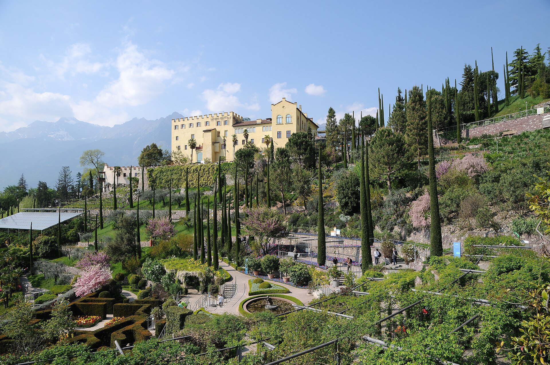 Gärten von Schloss Trauttmansdorff – Preisgekrönte botanische Gärten mit Blick über Meran.