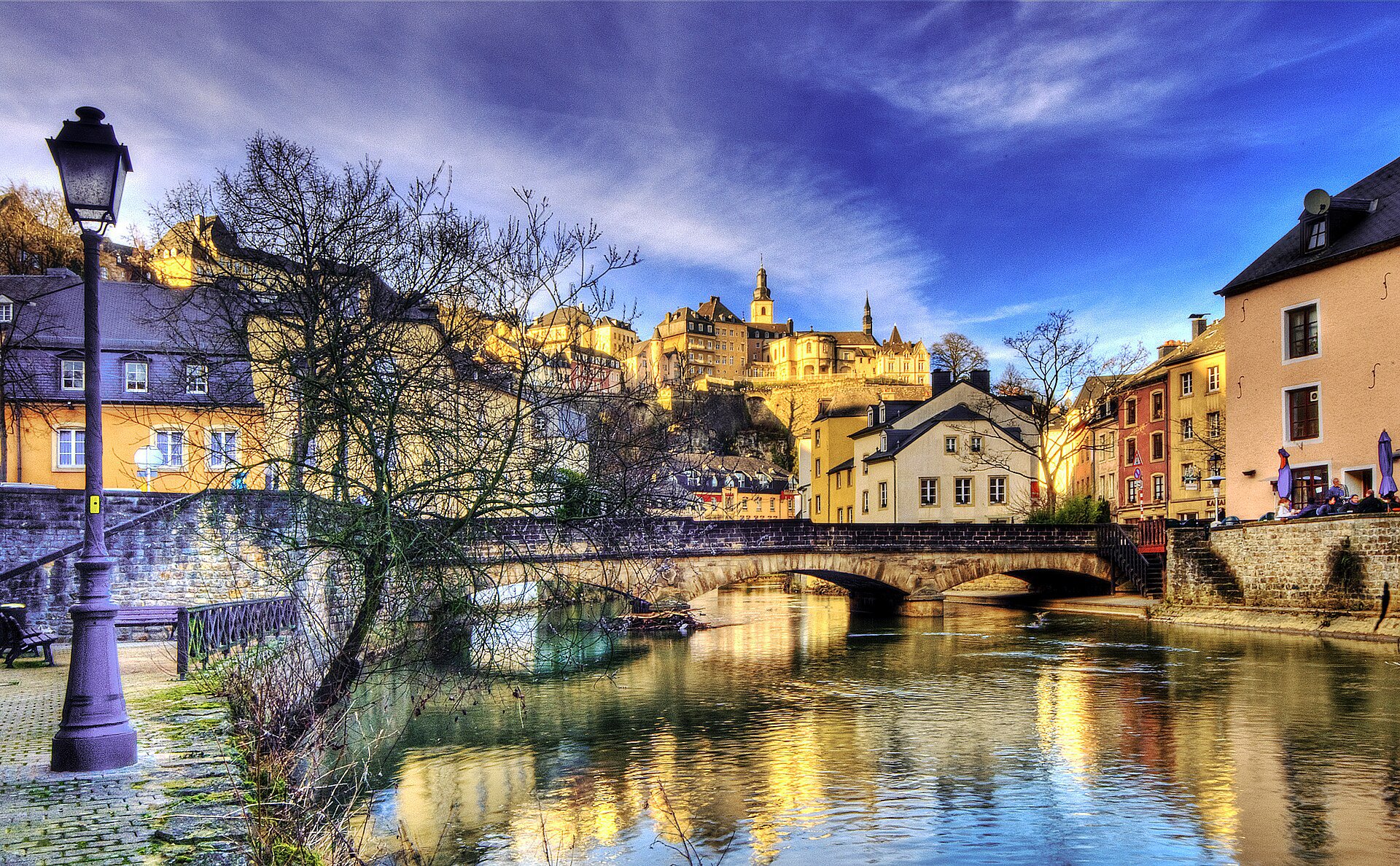 Grund (Luxemburg) – Malerisches Flussviertel tief im Alzettetal.