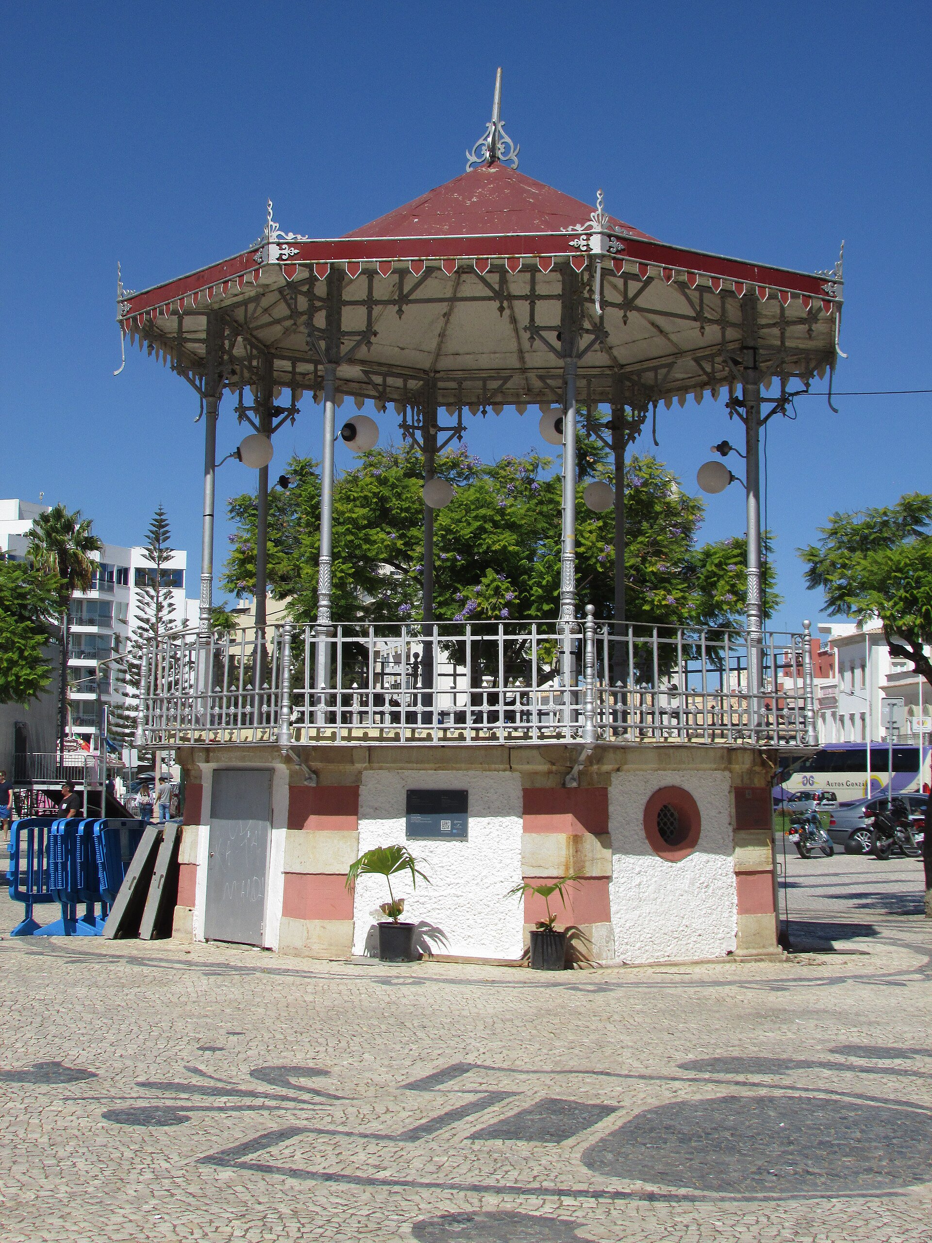 Jardim Manuel Bívar – Palmengesäumter Stadtgarten am Hafen von Faro.