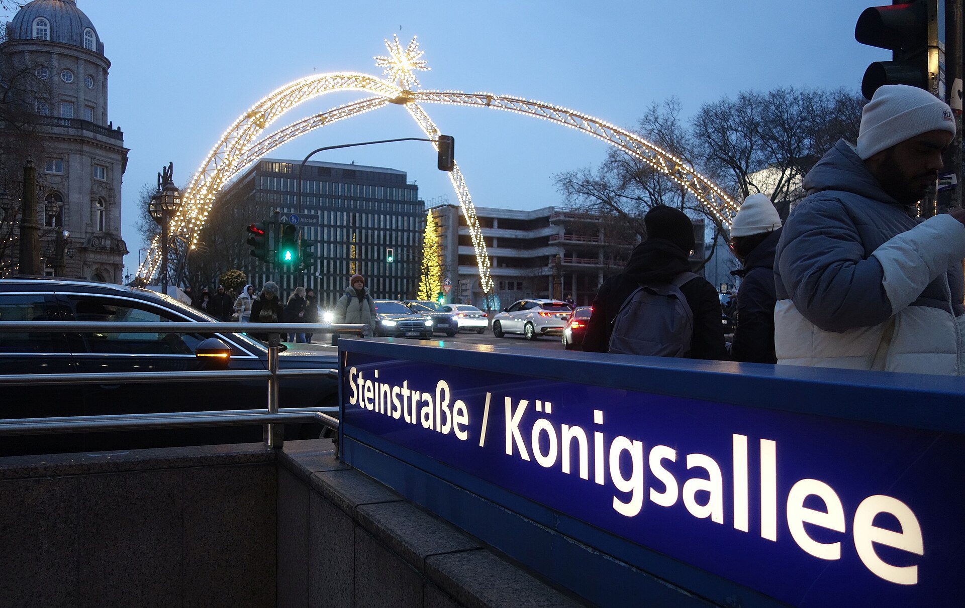 Königsallee – Elegante Einkaufsstraße mit historischem Stadtgraben.
