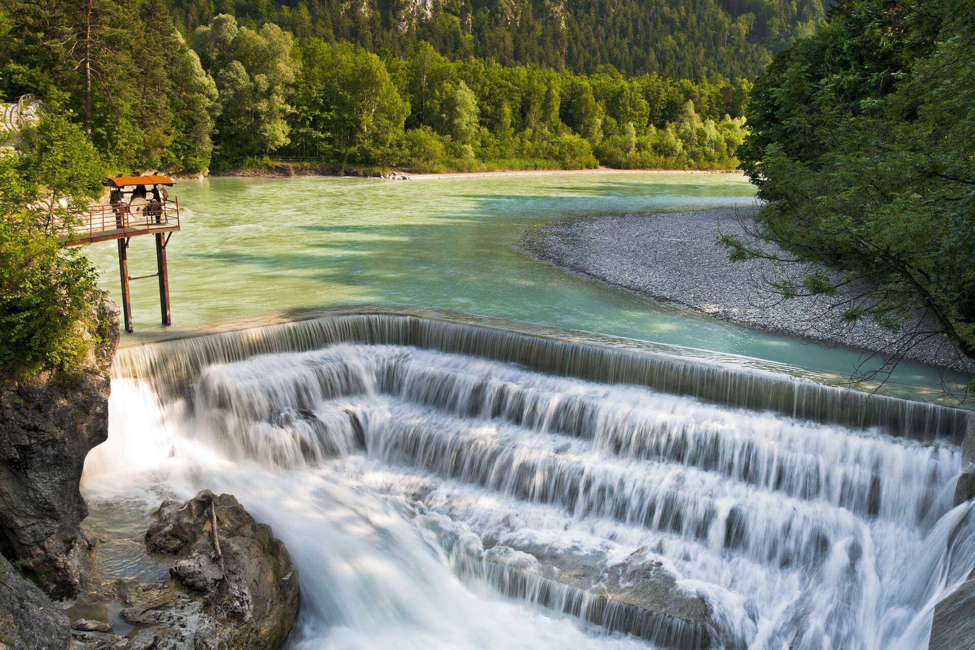 Lechfall – Tosender Wasserfall des Lechs mitten in Füssen.