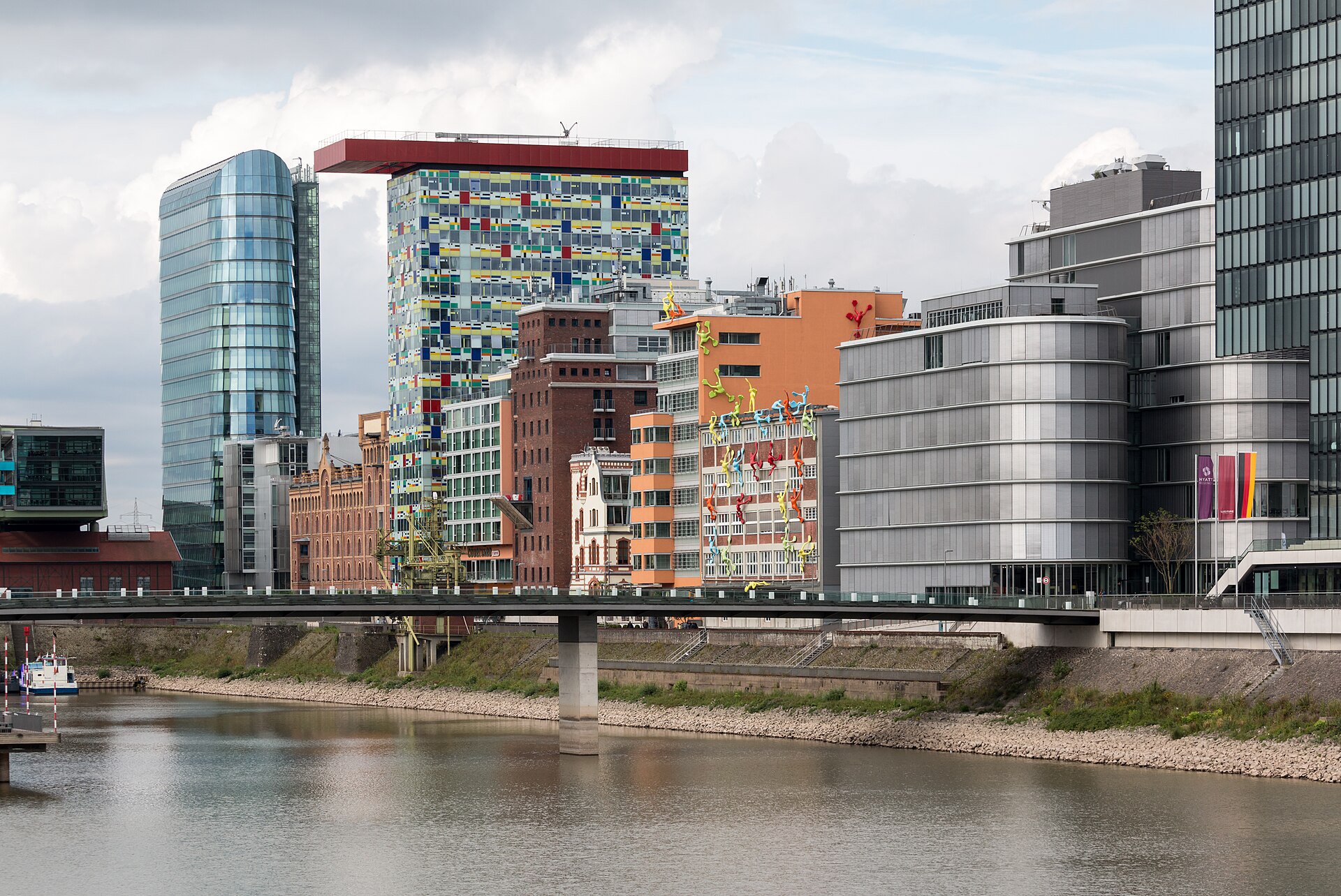 Medienhafen – Moderner Hafen mit spektakulärer Architektur.