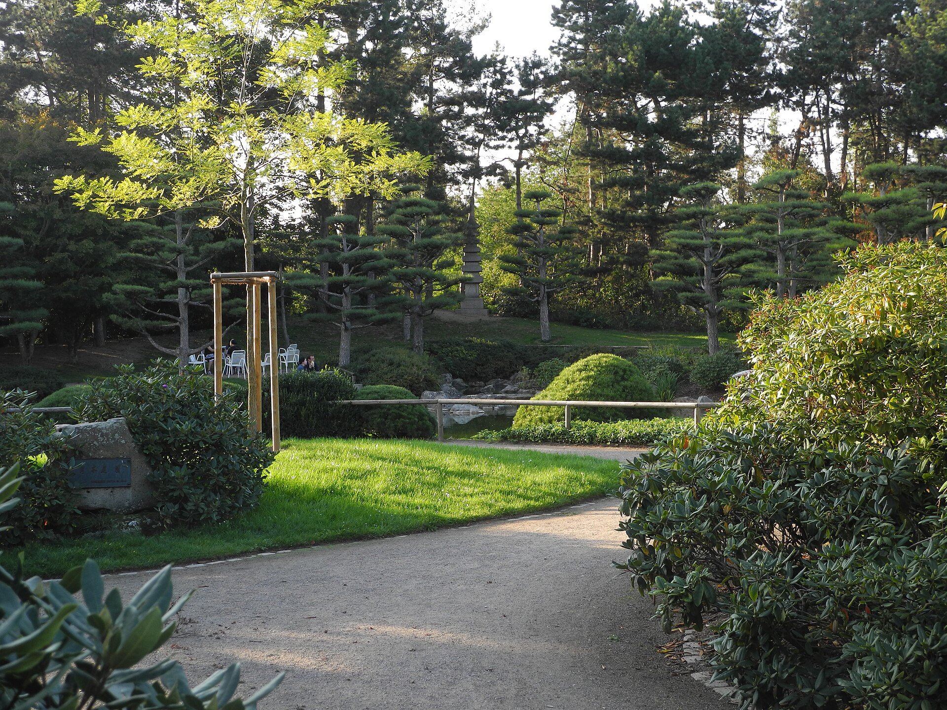 Nordpark mit Japanischem Garten – Weitläufiger Park mit authentischem japanischem Garten.