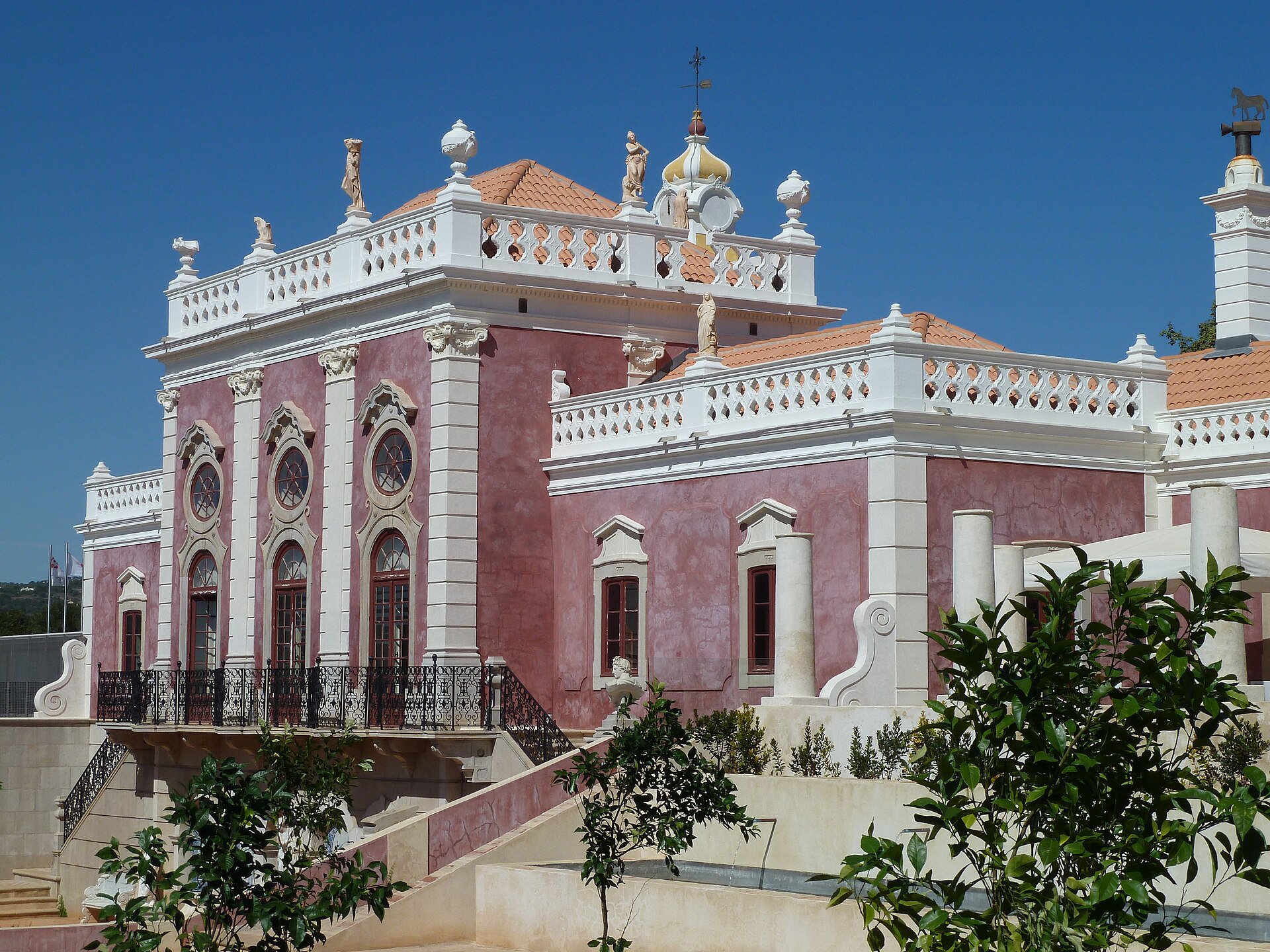 Palácio de Estói – Verspieltes Rokoko-Schloss mit Gartenanlage.