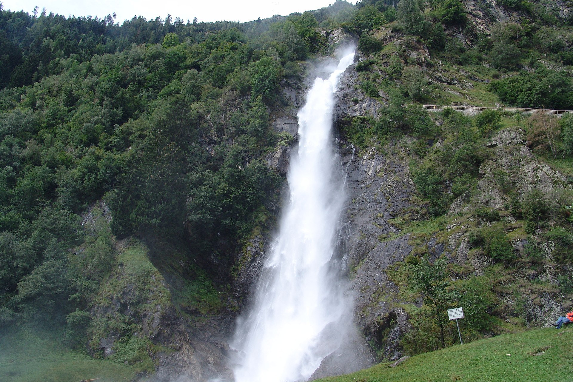 Partschinser Wasserfall – Einer der höchsten frei fallenden Wasserfälle der Alpen.