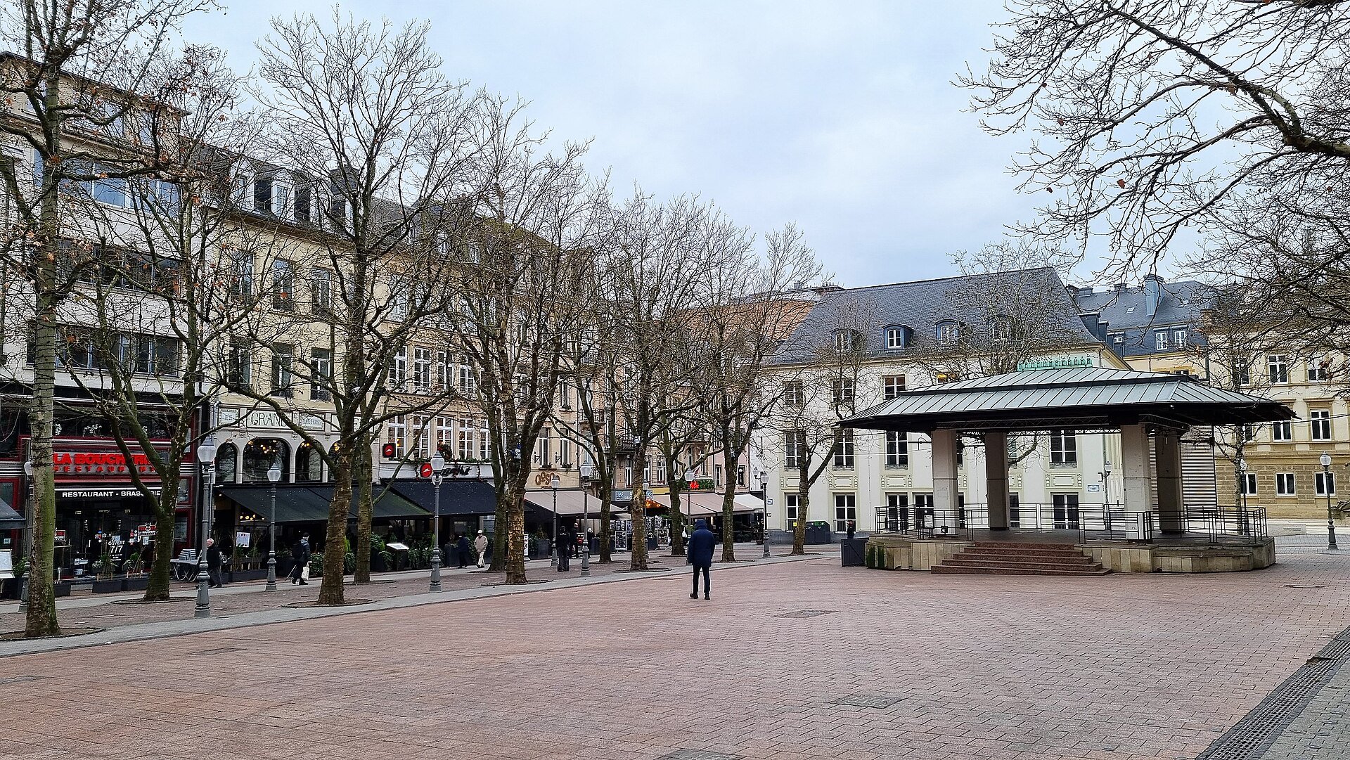 Place d'Armes – Lebendiger Hauptplatz mit Cafés und Musikpavillon.