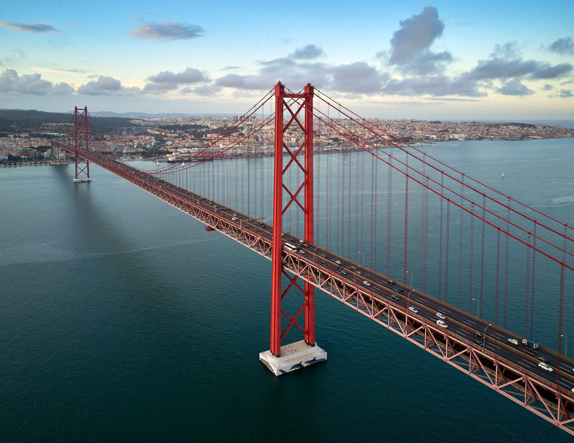 Ponte 25 de Abril – Markante Hängebrücke mit Ähnlichkeit zur Golden Gate Bridge.