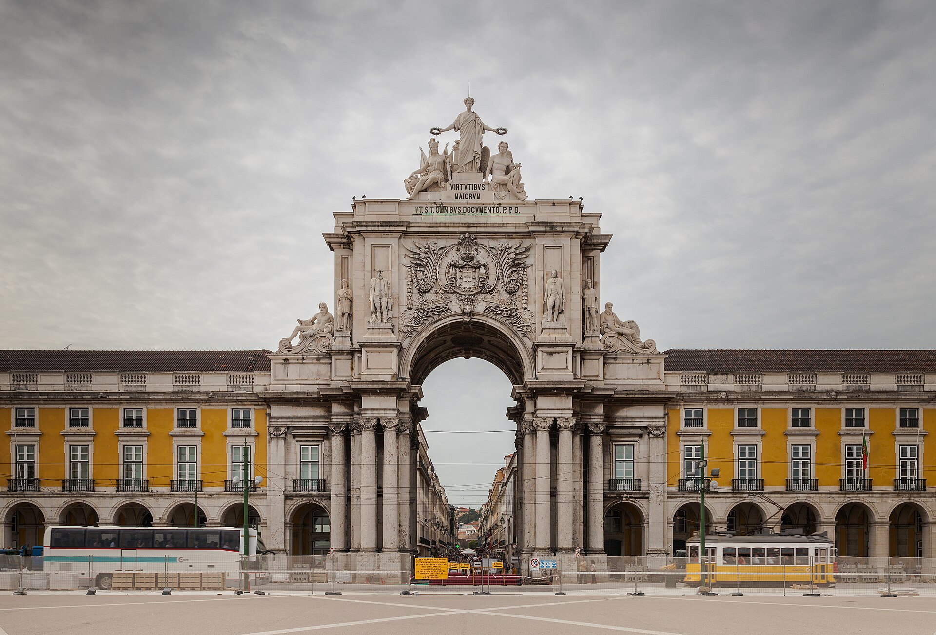 Praça do Comércio – Prächtiger Platz direkt am Ufer des Tejo.