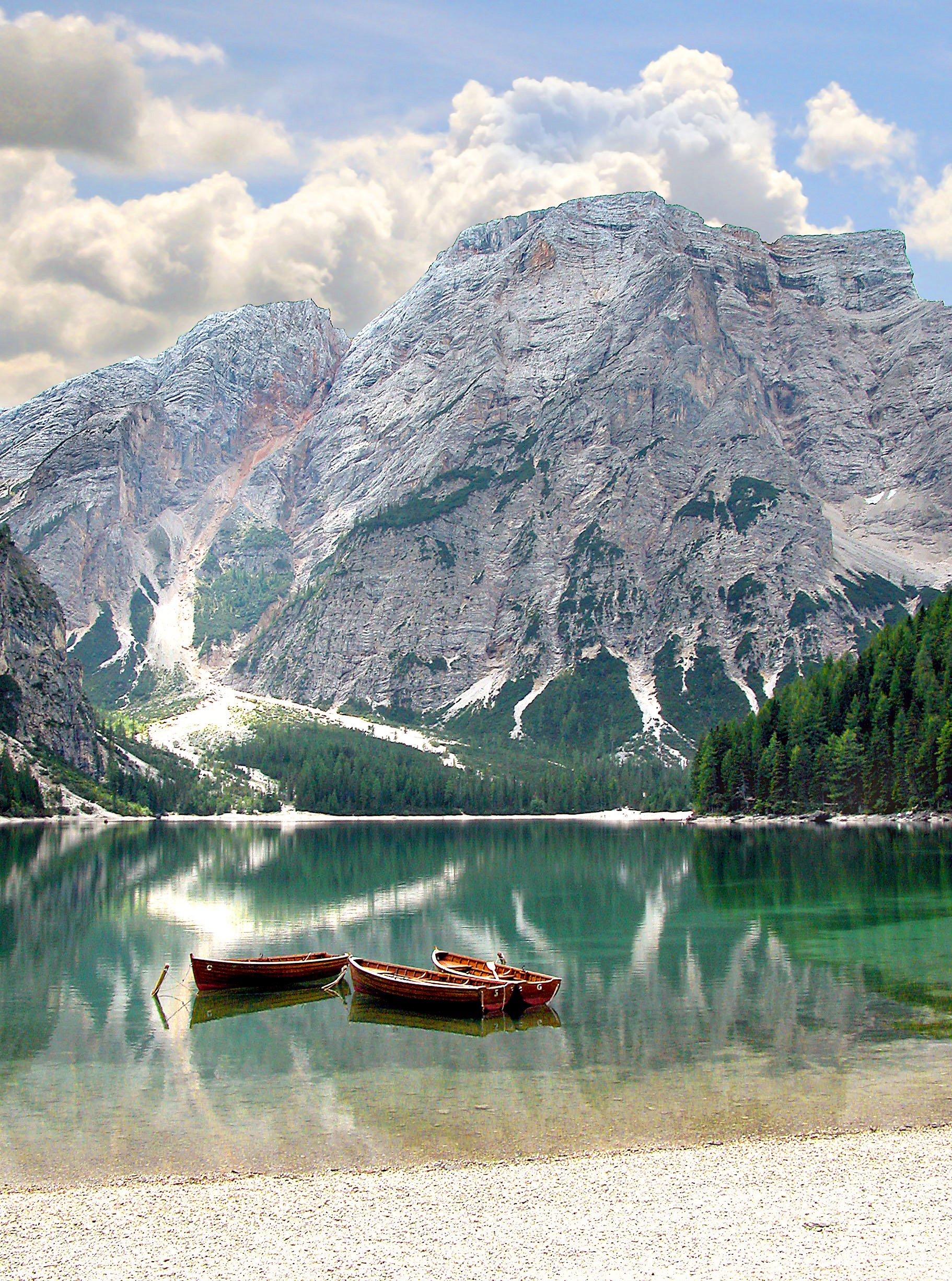 Pragser Wildsee – Türkisfarbener Bergsee, einer der meistbesuchten Orte der Dolomiten.