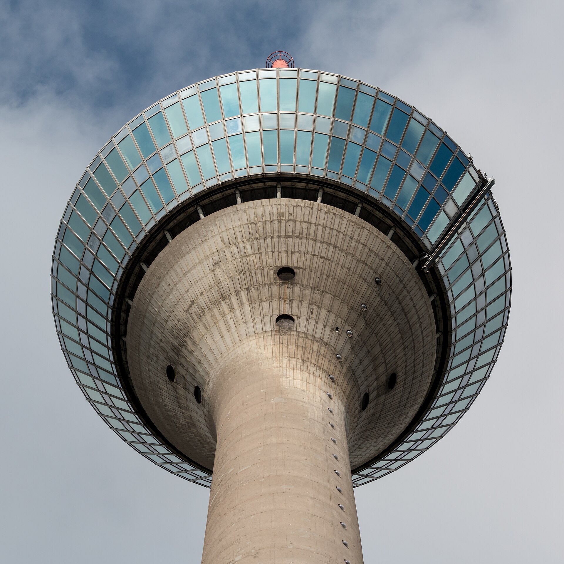 Rheinturm – Aussichtsturm mit Panoramablick über Düsseldorf.