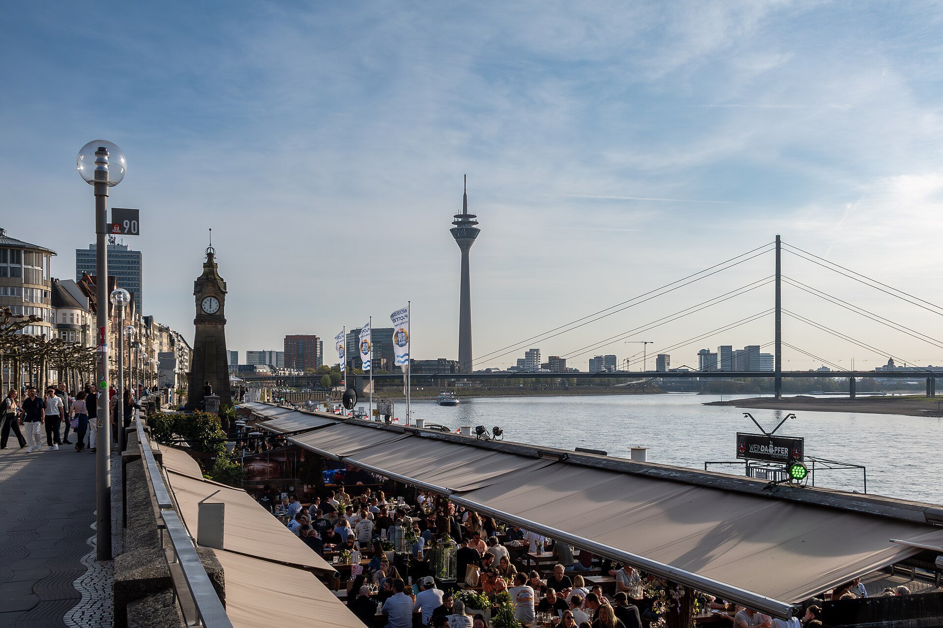 Rheinuferpromenade – Beliebte Flanierstrecke direkt am Rhein.