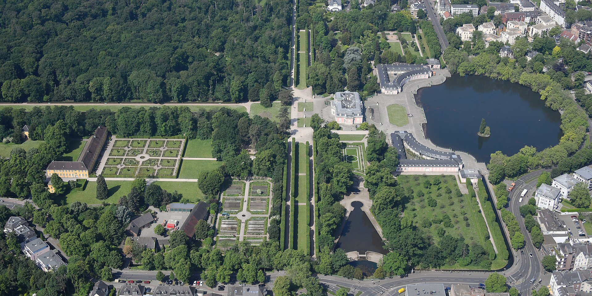 Schloss Benrath – Rosafarbenes Lustschloss mit weitläufigem Park.
