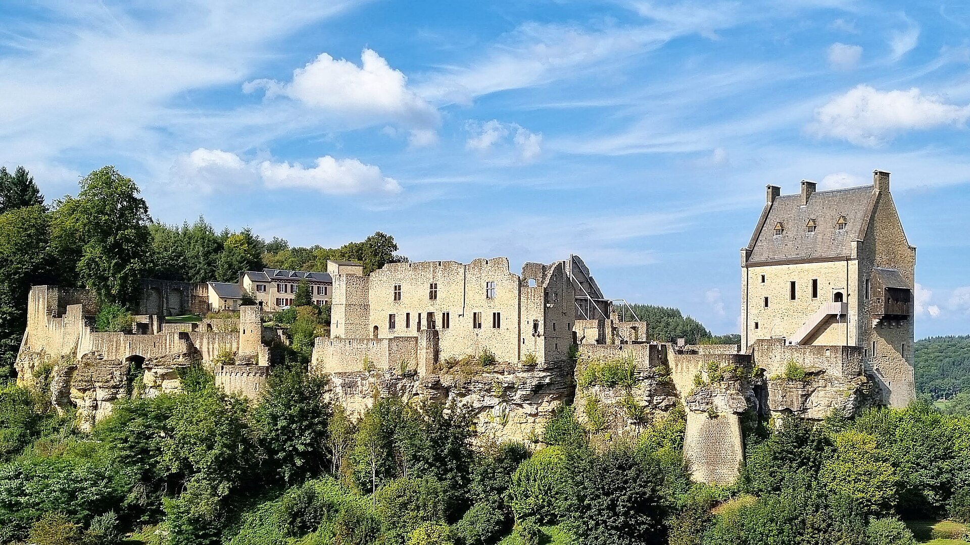 Schloss Larochette – Eindrucksvolle Doppelburg über dem Ort Larochette.