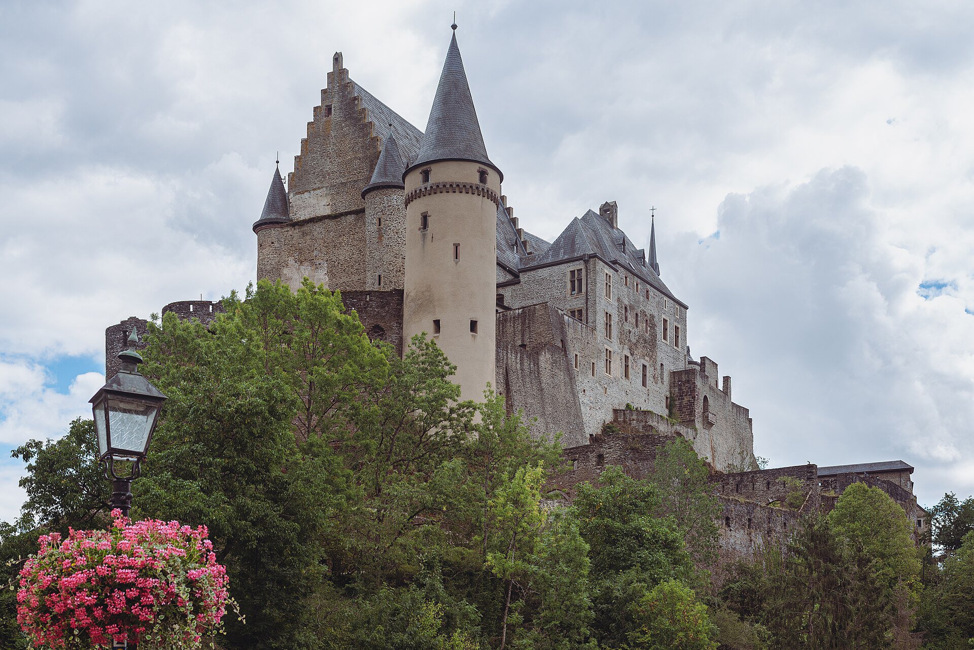 Schloss Vianden – Eine der größten und schönsten Burganlagen Europas.