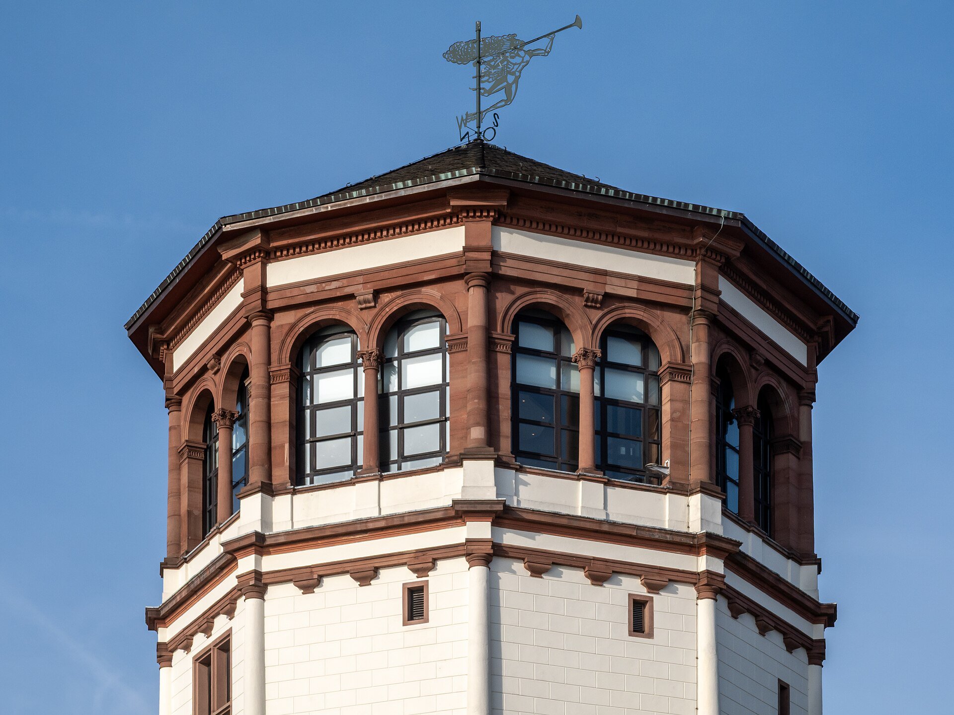 Schlossturm Burgplatz – Letzter Rest des Düsseldorfer Stadtschlosses am Rhein.