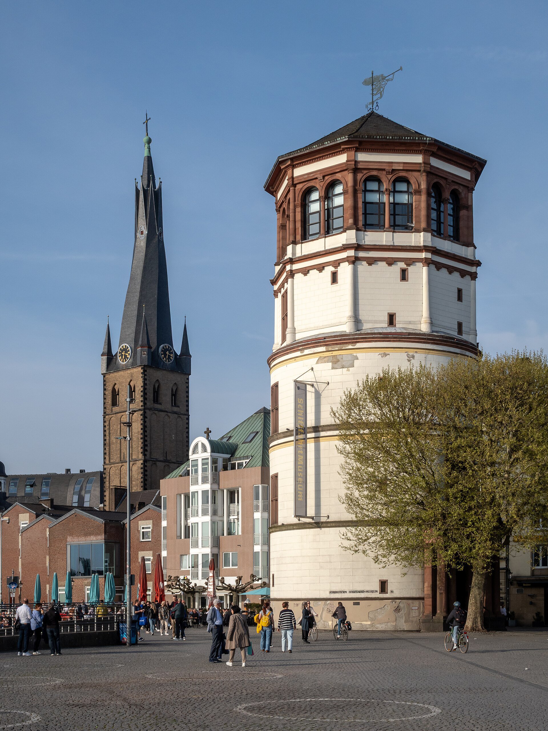 St. Lambertus Basilika – Gotische Basilika mit markant verdrehtem Kirchturm.