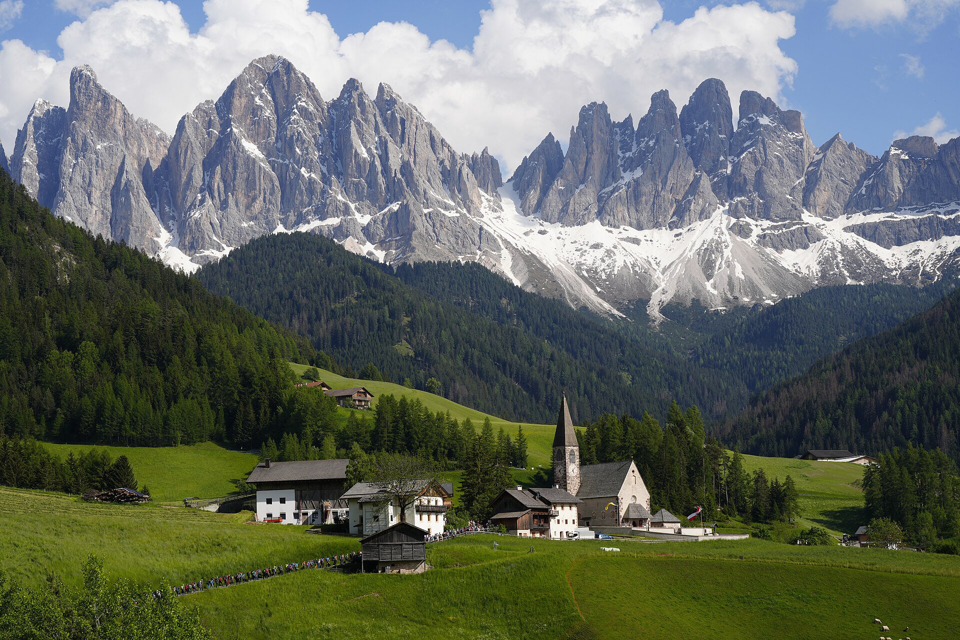 St. Magdalena in Villnöss – Ikonisches Kirchlein vor der Kulisse der Geislerspitzen.