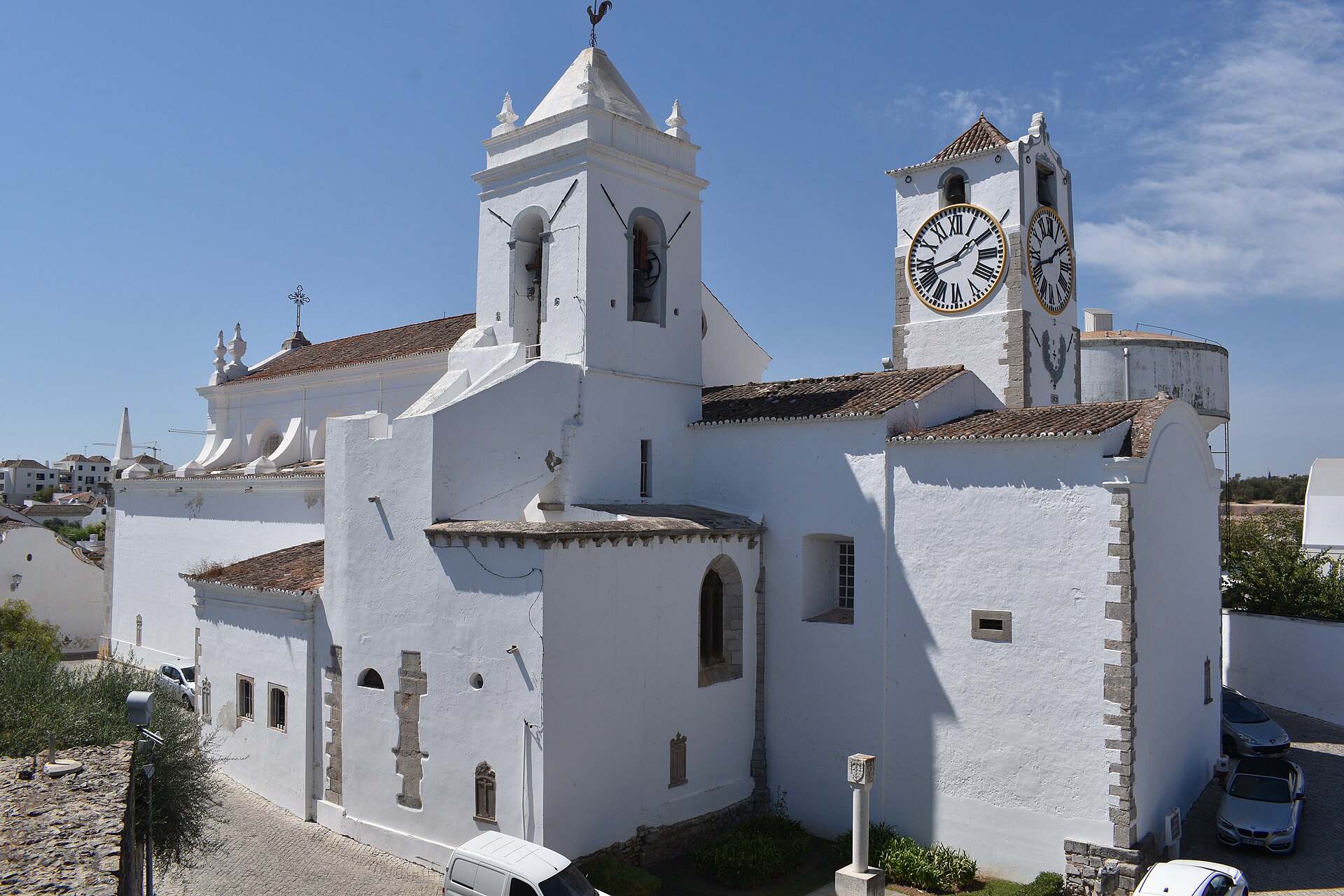 Tavira – Elegante Altstadt mit römischer Brücke am Fluss Gilão.