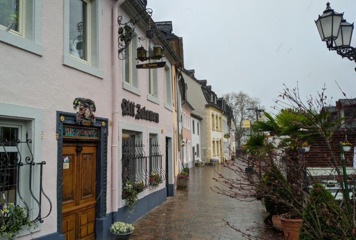 Zurlaubener Ufer – Malerische Uferpromenade mit Fischerhäusern an der Mosel.