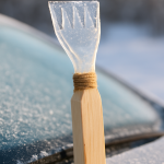 DIY Eiskratzer: Kreative Lösungen für eisige Scheiben